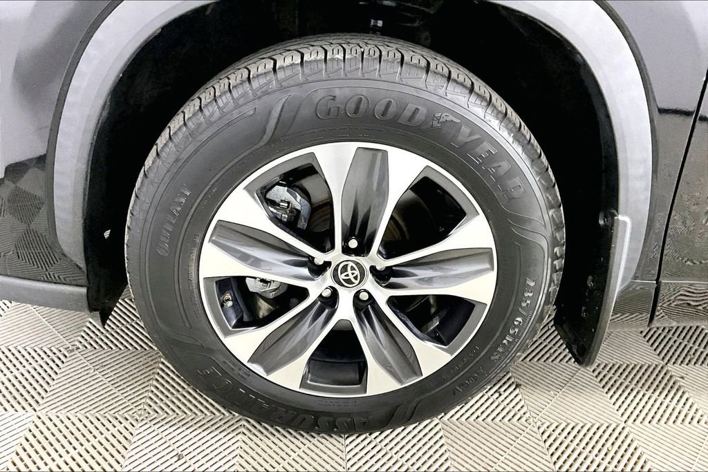 Used 2021 Toyota Highlander XLE AWD/4WD image 7