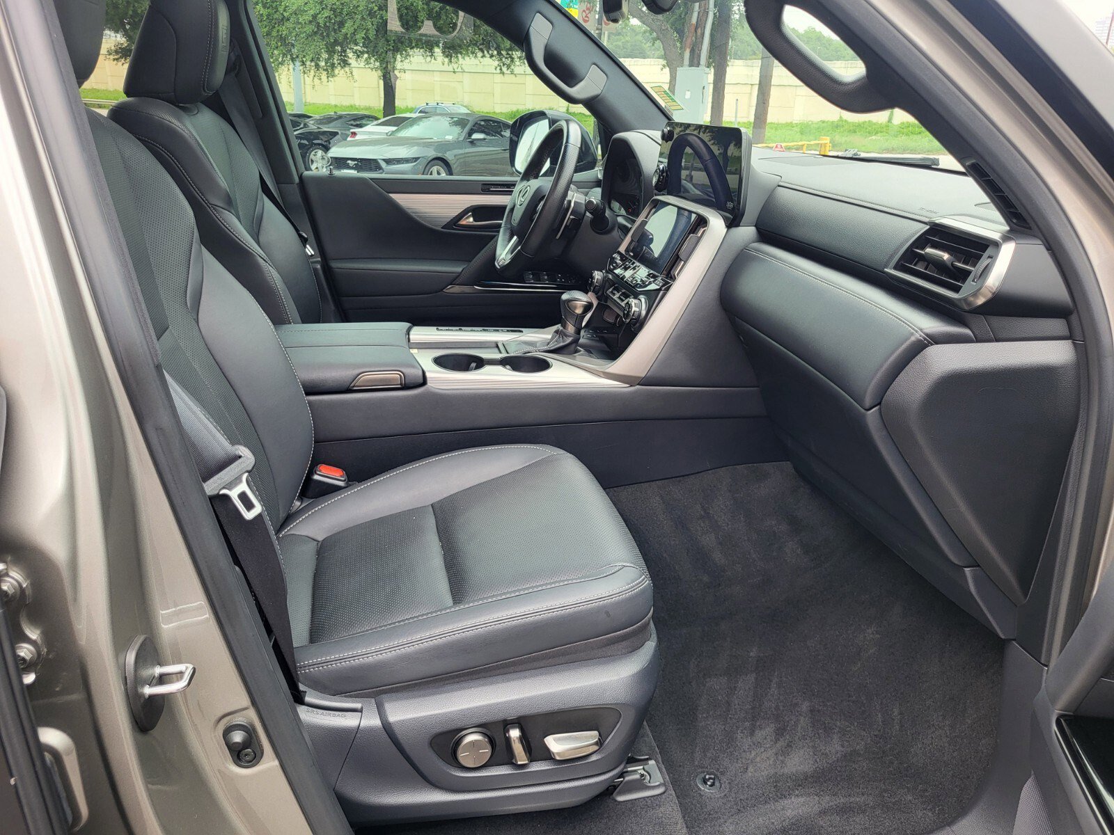 Used 2023 Lexus LX 600 F Sport w/ Accessory Package (Z1) AWD/4WD image 13