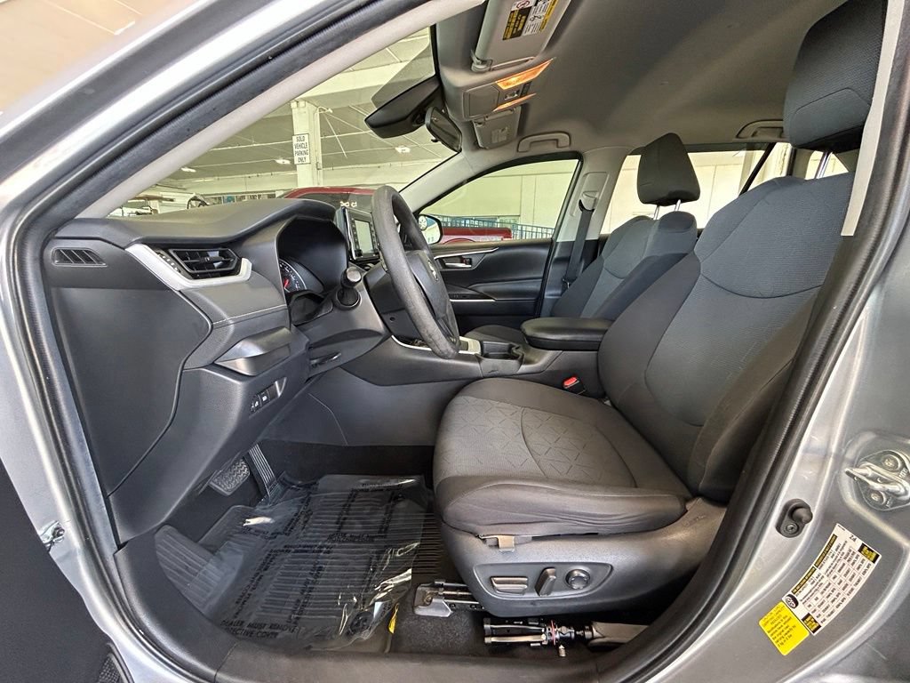 Used 2020 Toyota RAV4 XLE FWD image 11