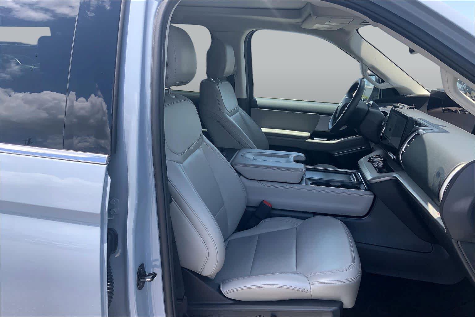Certified 2025 Ford Expedition Active AWD/4WD image 9