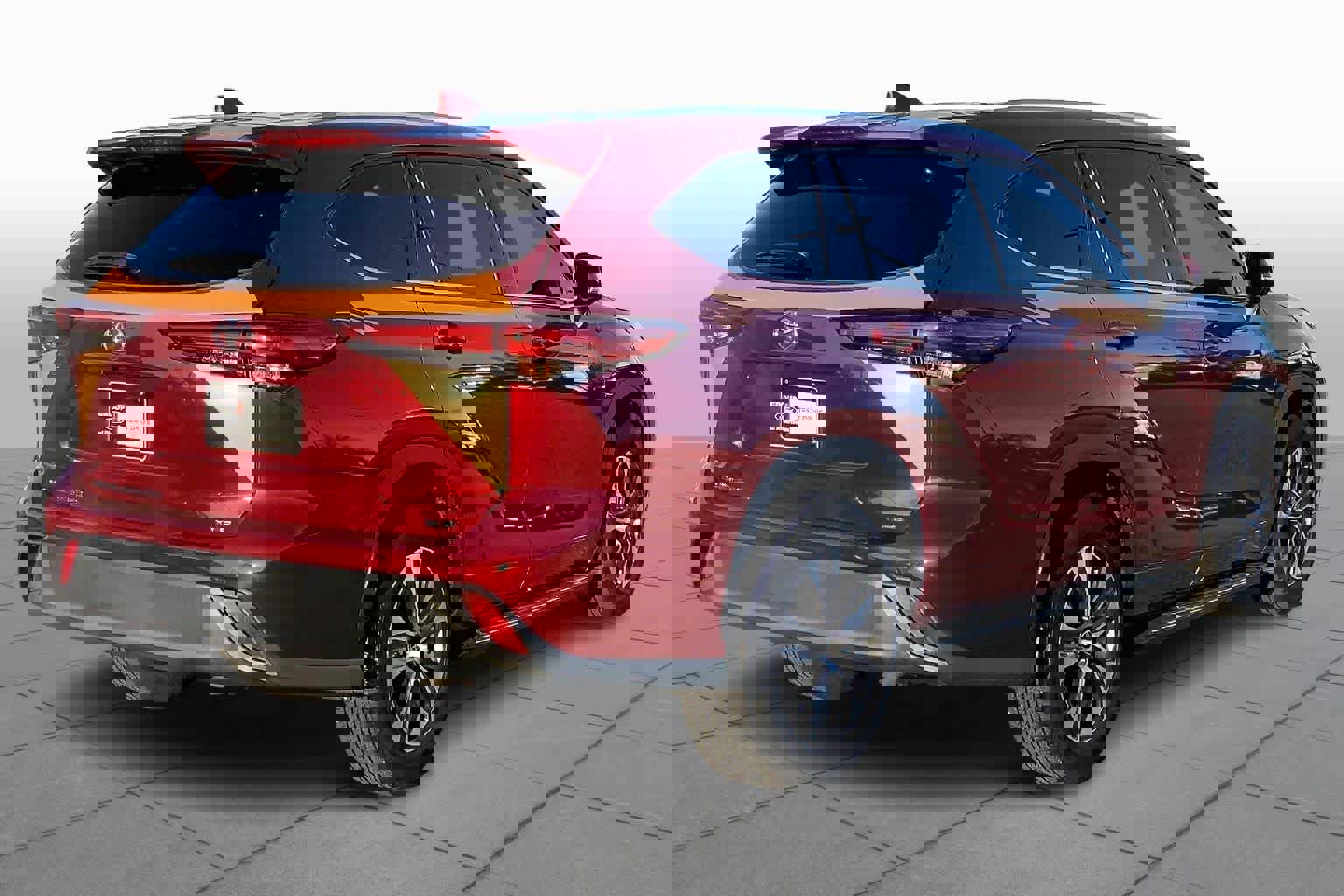 Used 2021 Toyota Highlander XLE image 3