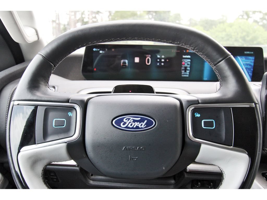 Certified 2025 Ford Expedition Max Platinum w/ Driver's Package AWD/4WD image 17
