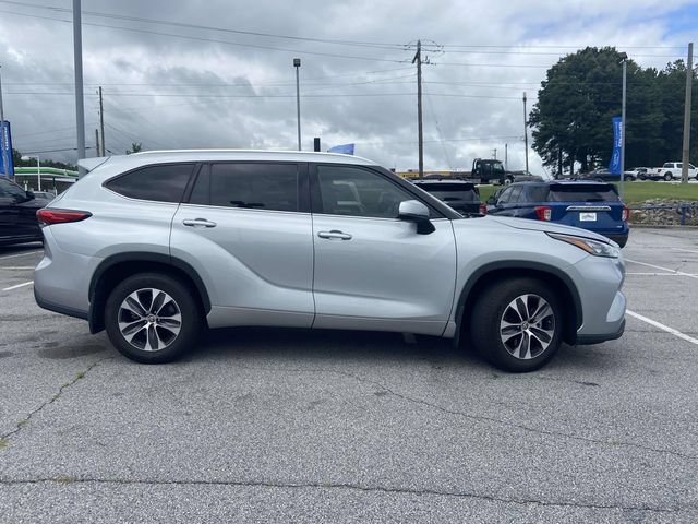 Used 2020 Toyota Highlander XLE FWD image 2