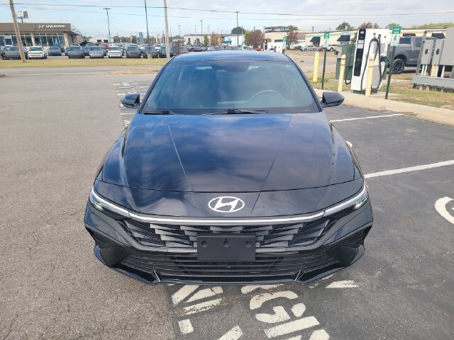Used 2025 Hyundai Elantra Sport FWD image 2