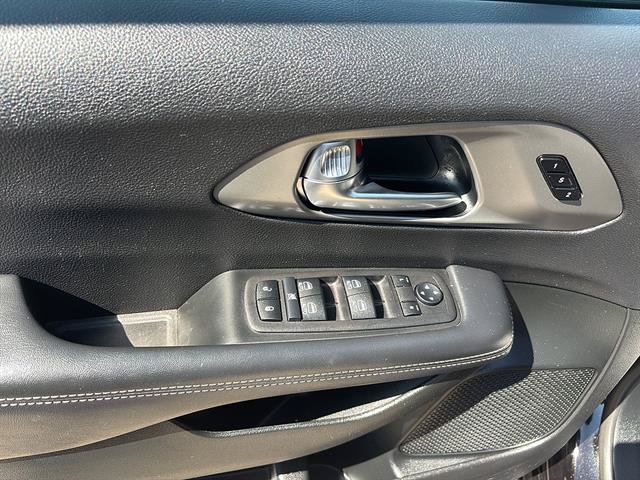 Used 2025 Chrysler Pacifica Select FWD image 14