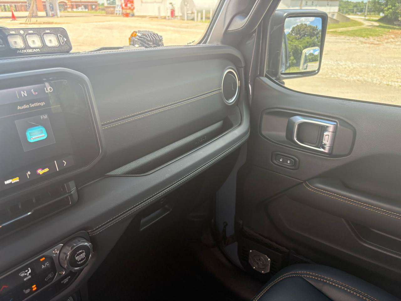 Used 2025 Jeep Gladiator Sport AWD/4WD image 32
