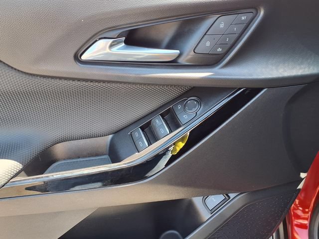 Used 2025 Chevrolet Equinox RS w/ Safety and Technology Package FWD image 17
