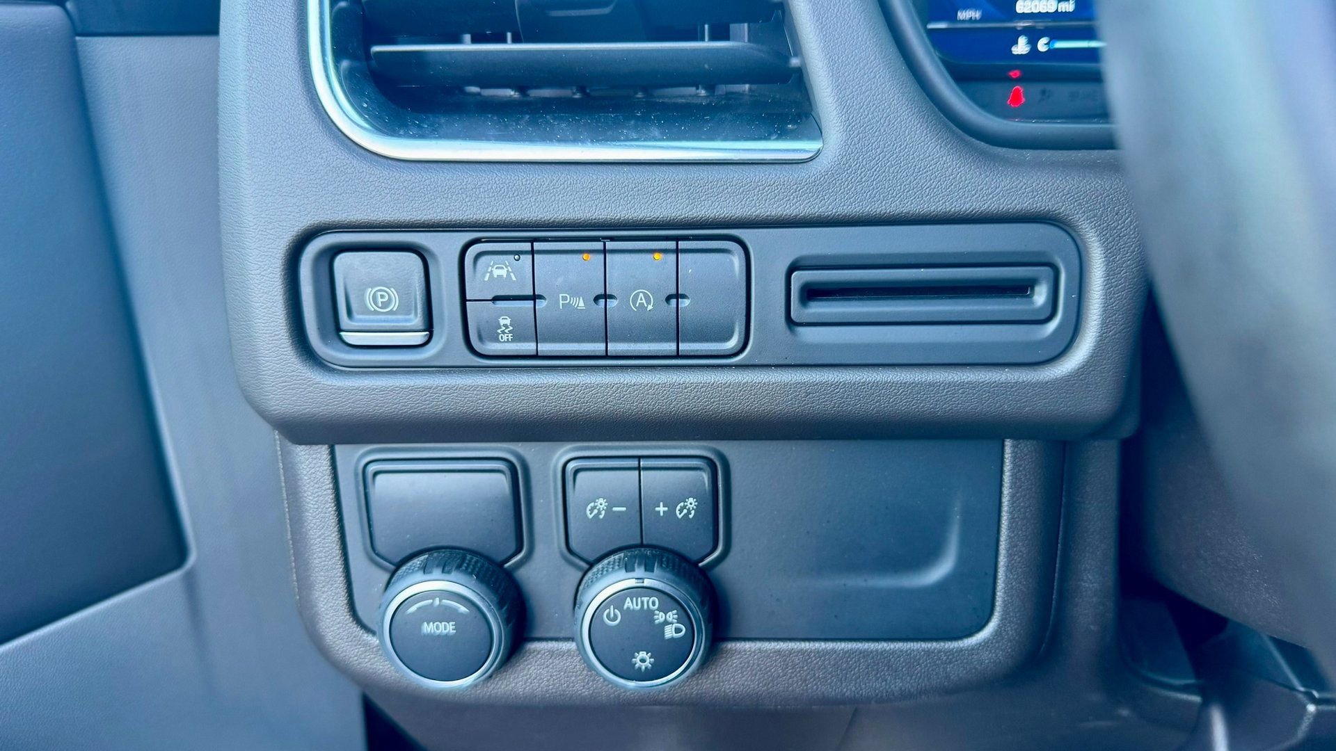 Used 2024 Chevrolet Suburban LT image 29