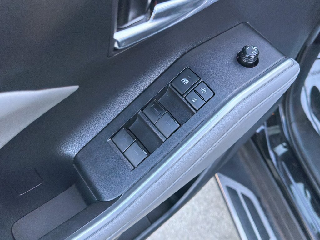 Used 2020 Toyota Highlander XLE FWD image 17