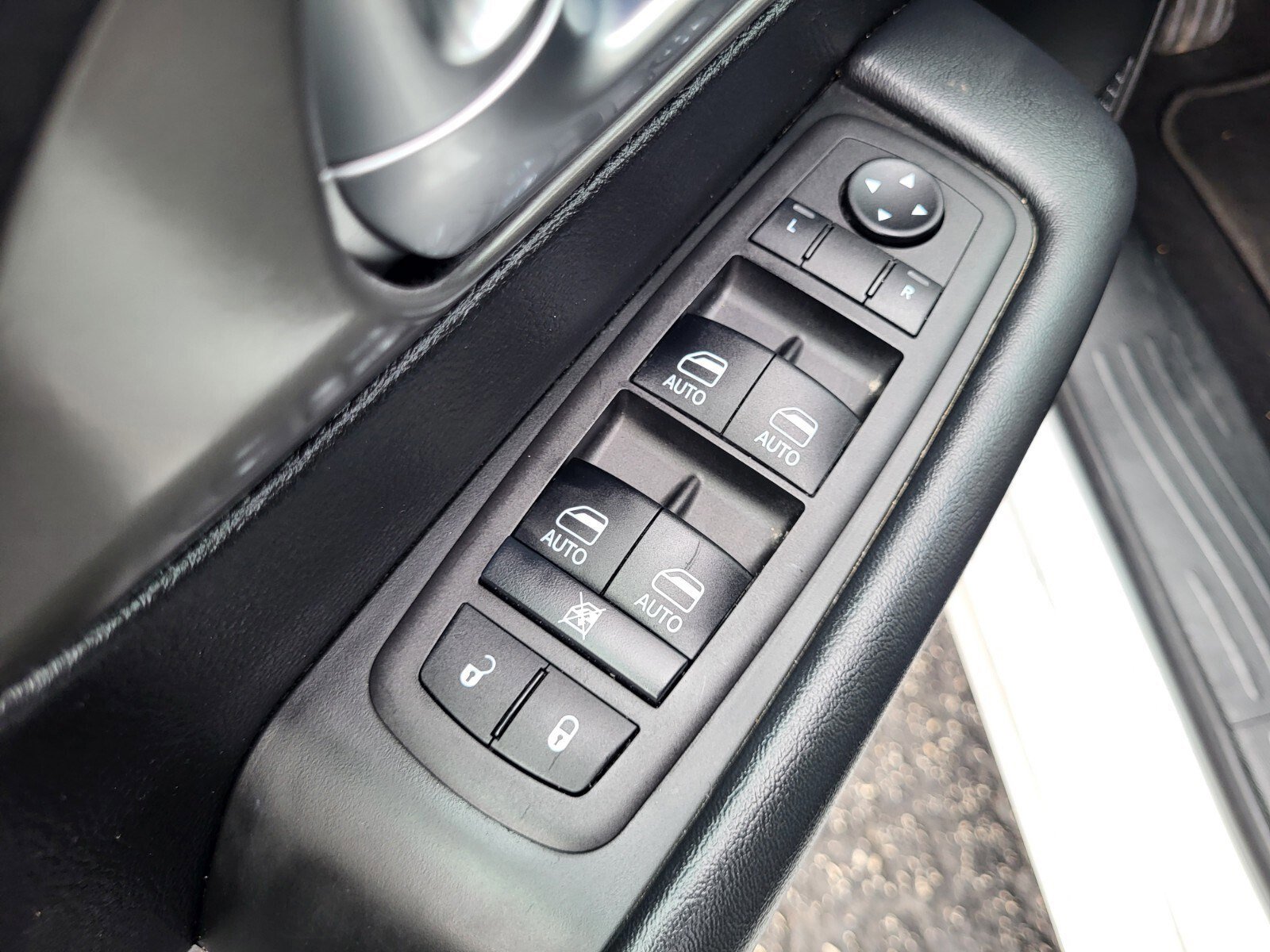 Used 2025 Chrysler Pacifica Select image 18