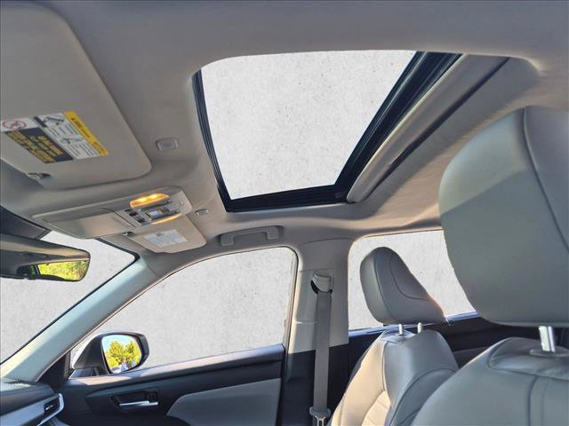 Used 2023 Toyota Highlander FWD image 12
