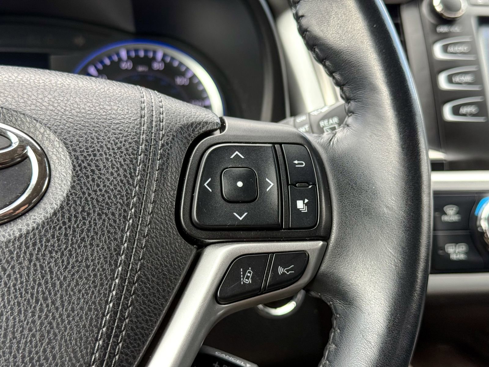 Used 2019 Toyota Highlander XLE AWD/4WD image 40