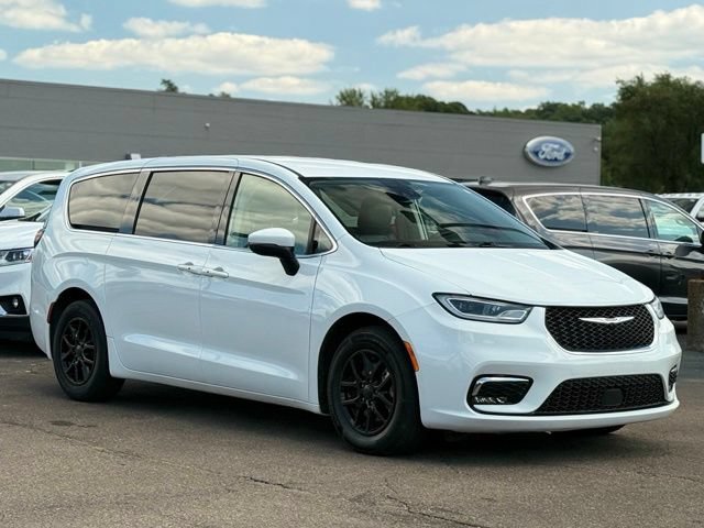 Used 2023 Chrysler Pacifica Touring-L FWD image 29