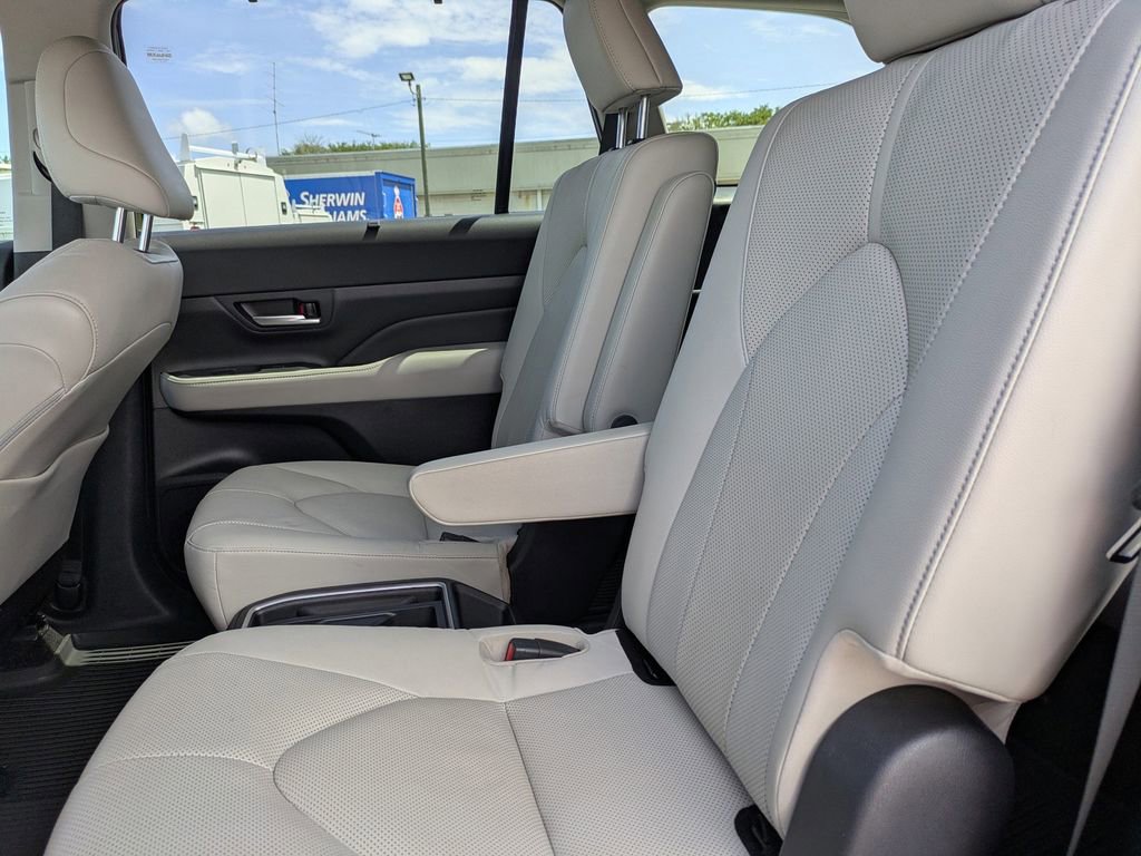 Used 2024 Toyota Grand Highlander AWD image 18