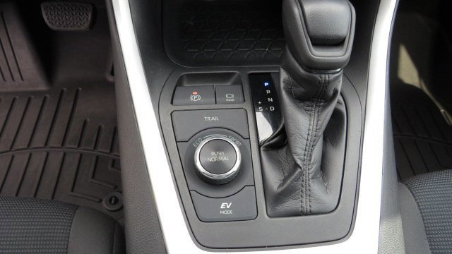 Used 2020 Toyota RAV4 LE image 18