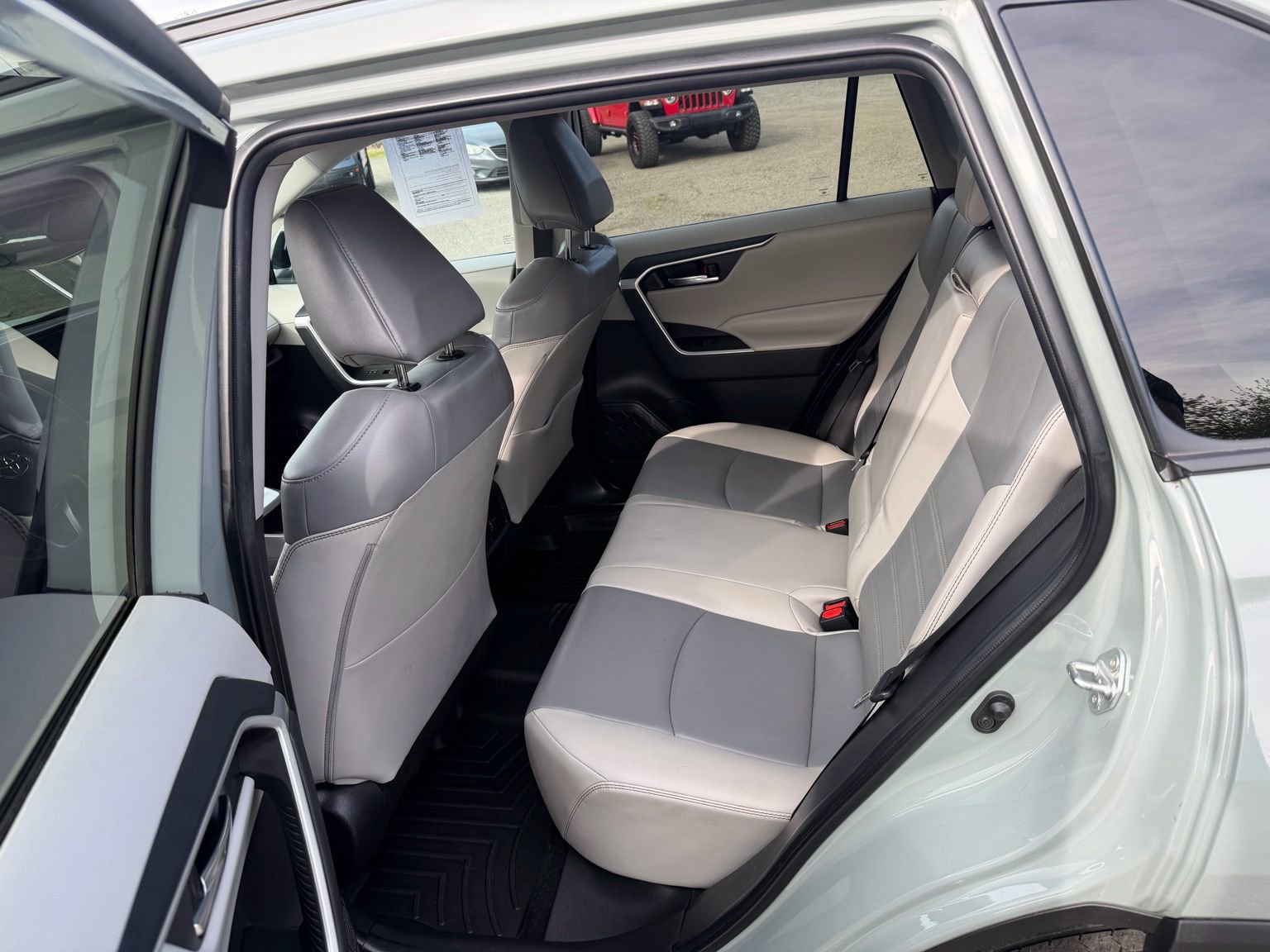 Used 2022 Toyota RAV4 XLE Premium image 12