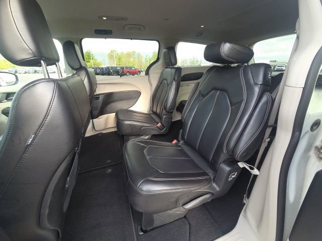 Used 2023 Chrysler Pacifica Touring-L FWD image 19