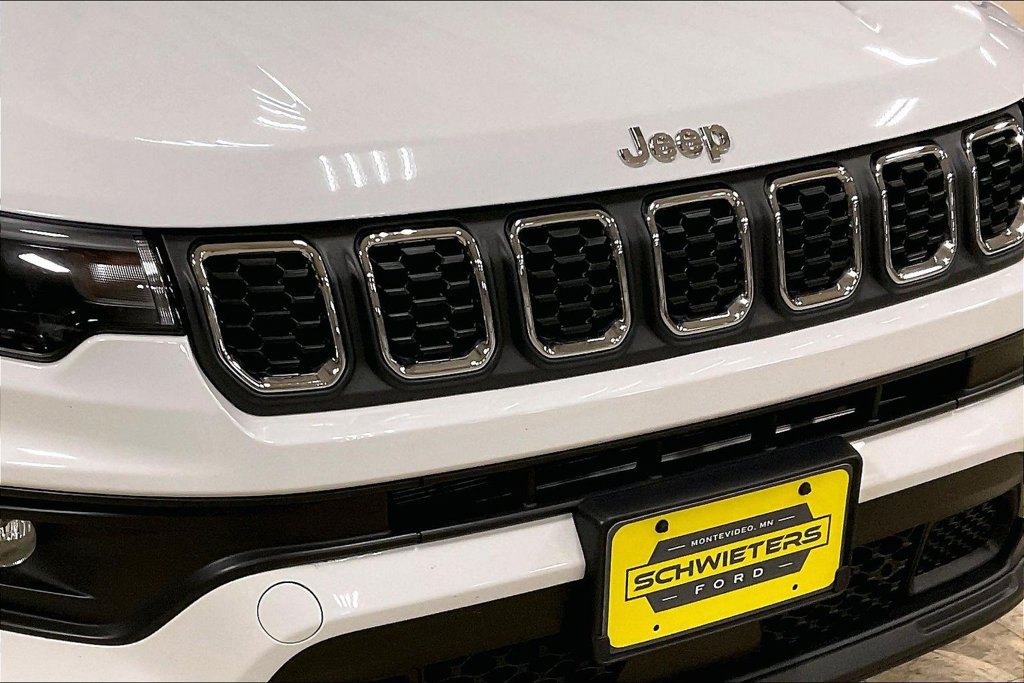 Used 2025 Jeep Compass Latitude AWD/4WD image 28