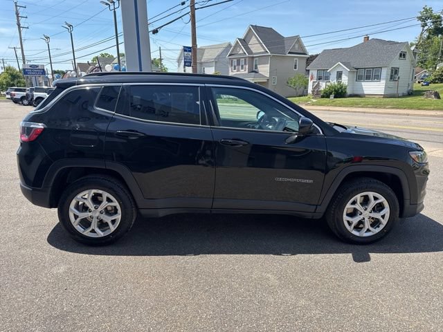 Used 2024 Jeep Compass Latitude w/ Convenience Group AWD/4WD image 5