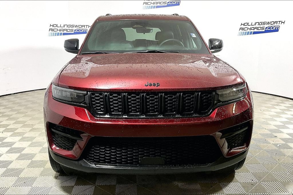Used 2025 Jeep Grand Cherokee Altitude AWD/4WD image 2