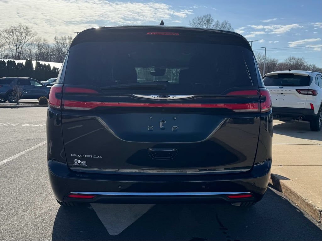 Used 2023 Chrysler Pacifica Touring-L FWD image 7
