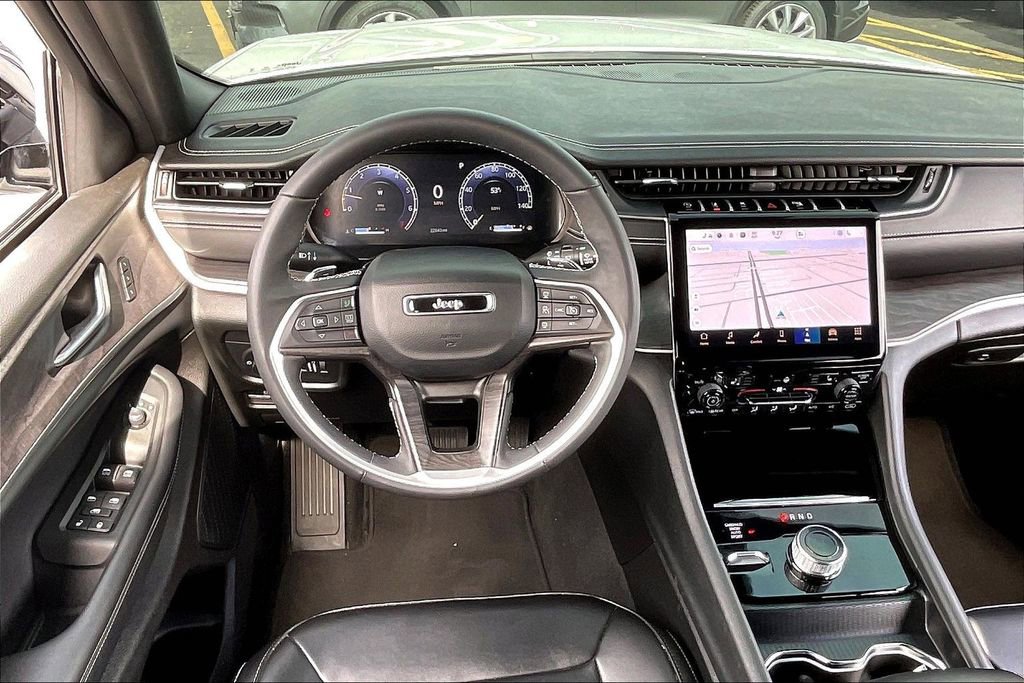 Used 2024 Jeep Grand Cherokee L Limited w/ Black Appearance Package AWD/4WD image 4