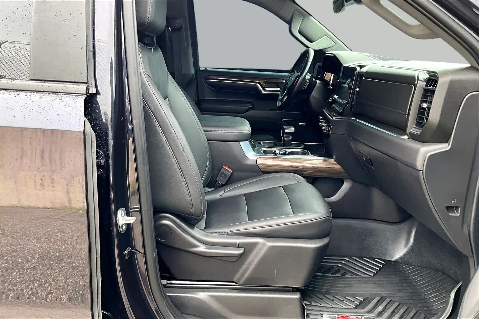 Used 2024 Chevrolet Silverado 1500 LT Trail Boss w/ LT Trail Boss Premium Package AWD/4WD image 9