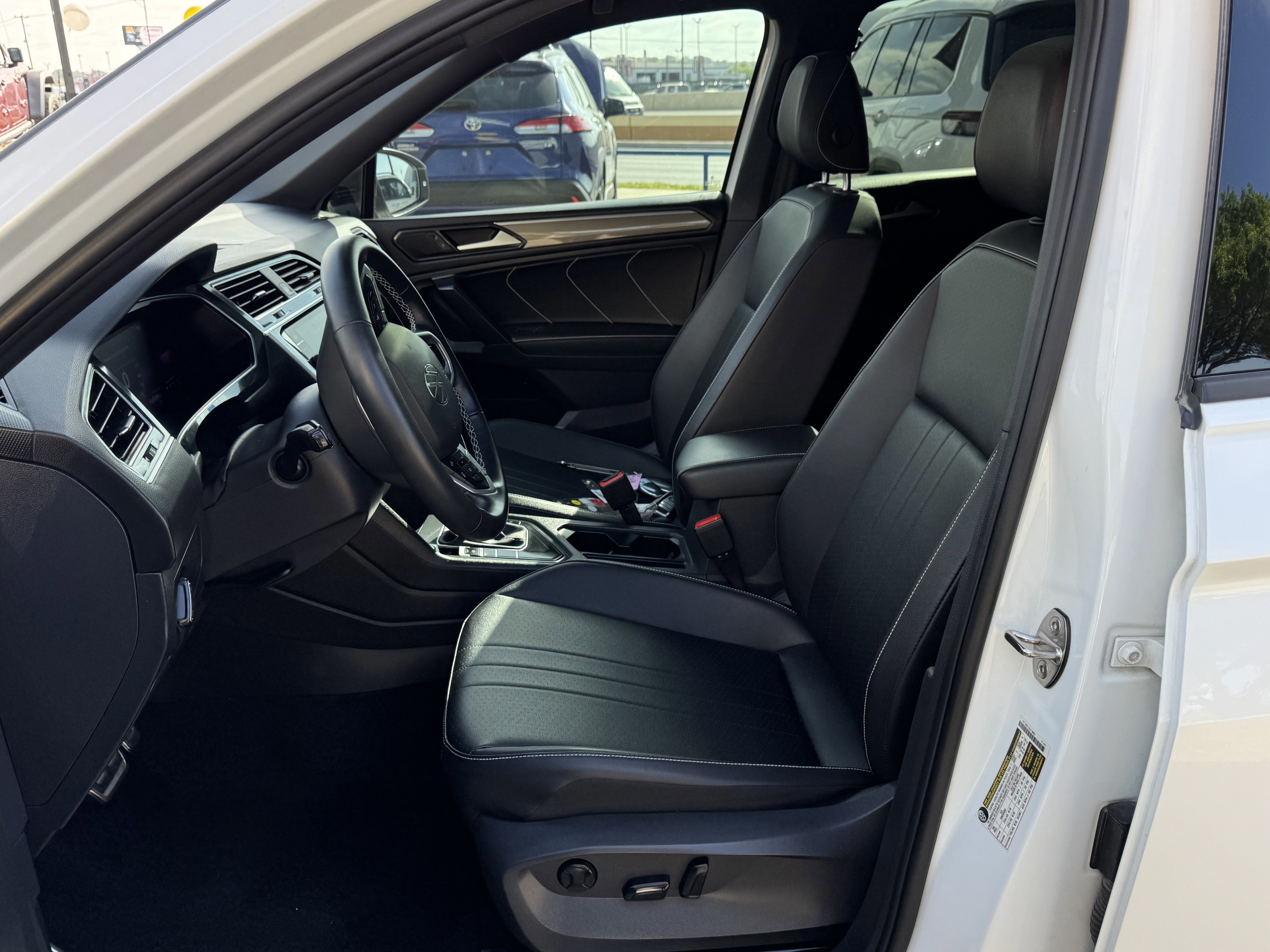 Used 2023 Volkswagen Tiguan SE R-Line image 15