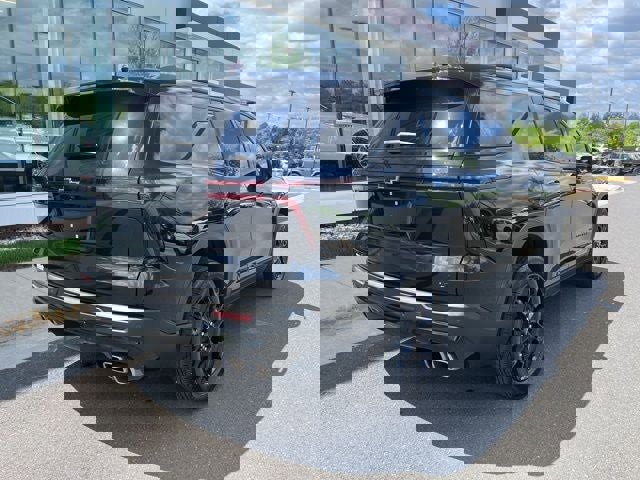 Used 2024 Chevrolet Traverse LT w/ Midnight/Sport Edition image 5