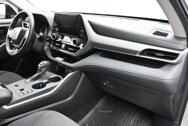 Used 2025 Toyota Highlander LE FWD image 27