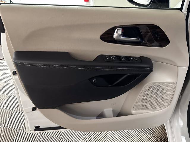 Used 2023 Chrysler Pacifica Limited FWD image 15