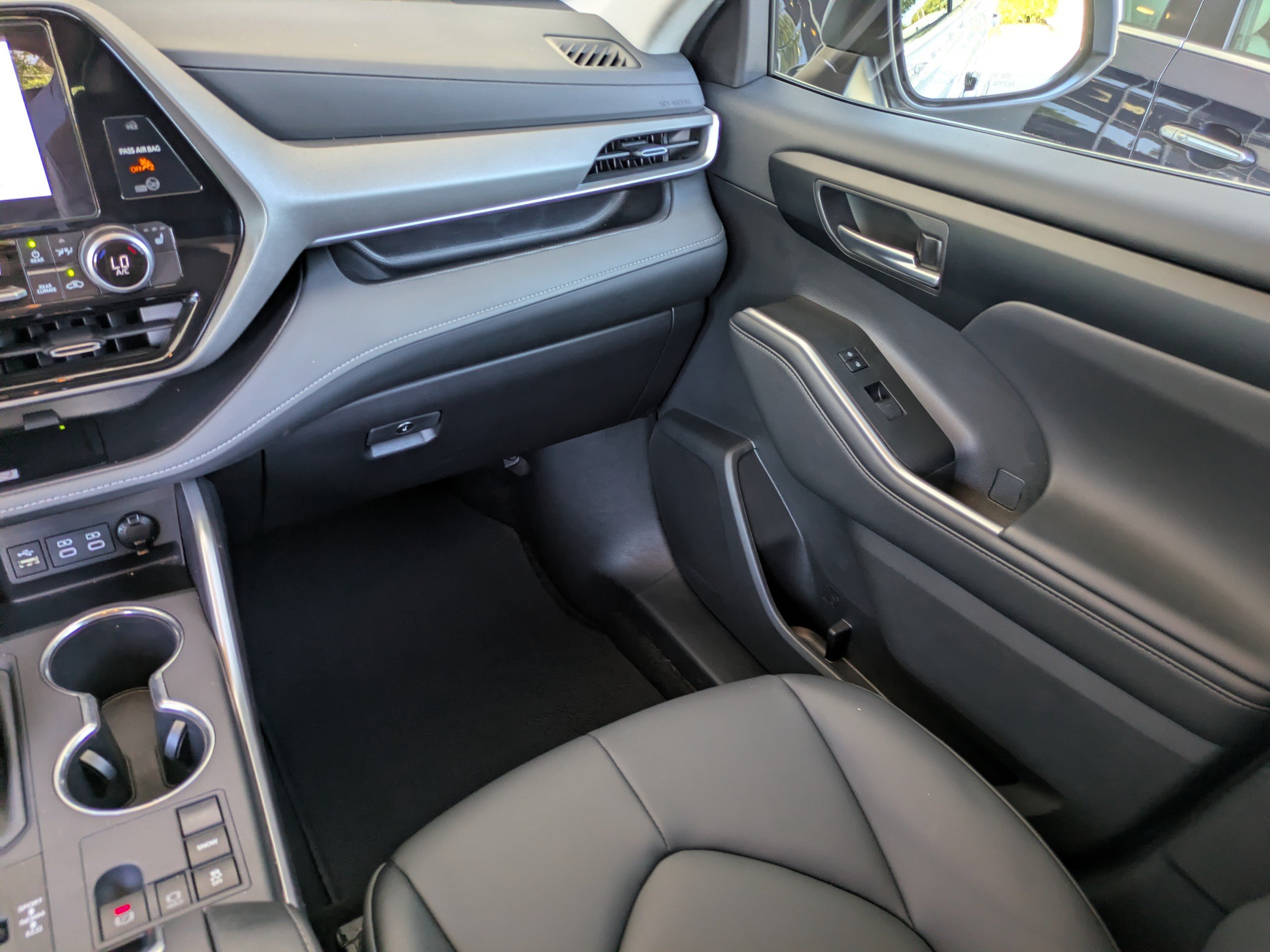 Used 2025 Toyota Highlander XLE FWD image 19
