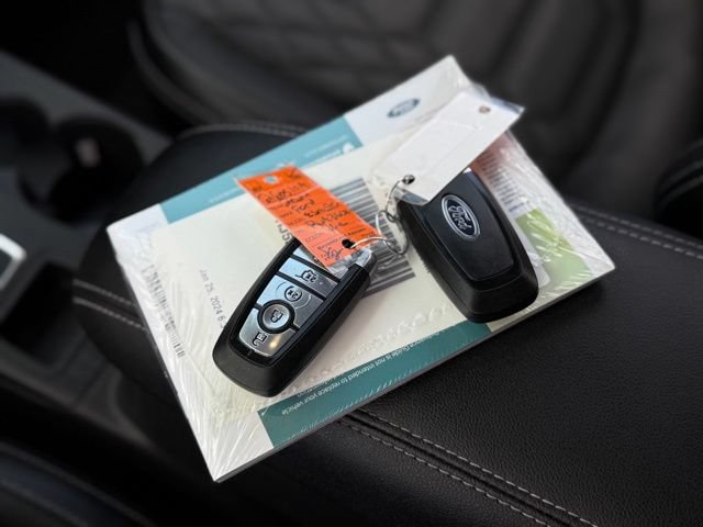 Certified 2024 Ford Escape Platinum w/ Premium Technology Package AWD/4WD image 5