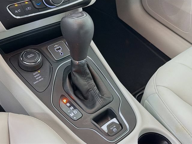 Used 2020 Jeep Cherokee Latitude Plus w/ Comfort/Convenience Group AWD/4WD image 20