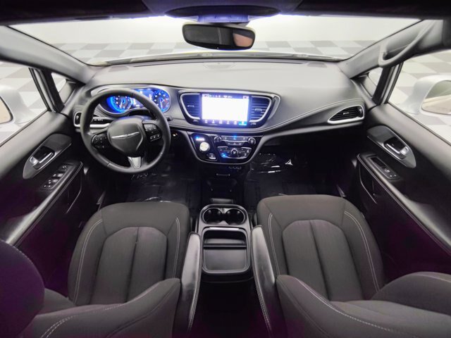 Used 2022 Chrysler Pacifica Touring FWD image 2