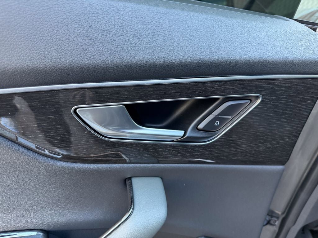 Used 2019 Audi Q8 Prestige w/ Towing Package AWD/4WD image 23