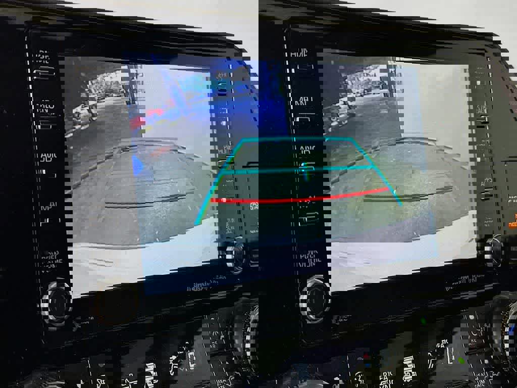 Used 2020 Toyota Highlander XLE image 28