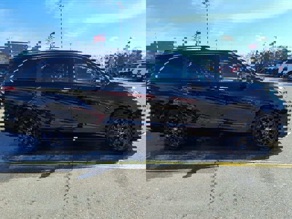 Used 2022 Toyota Sienna XSE image 6