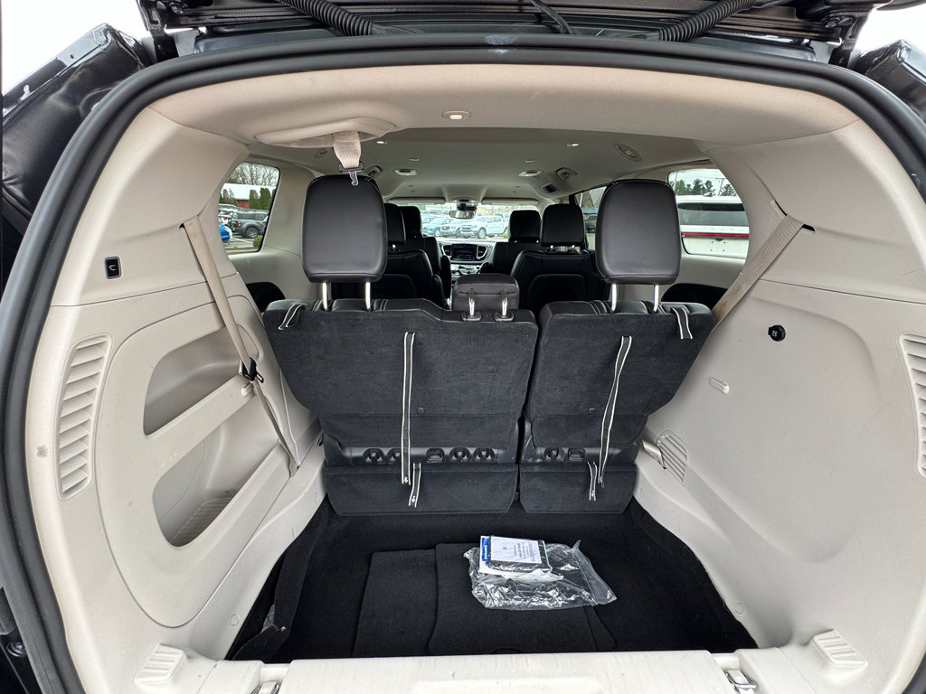 Used 2023 Chrysler Pacifica Touring-L FWD image 21