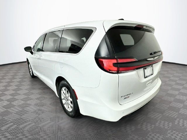 Used 2025 Chrysler Pacifica Select FWD image 9