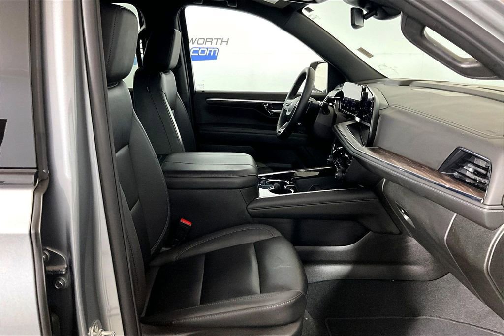 Used 2025 Chevrolet Suburban Z71 image 6