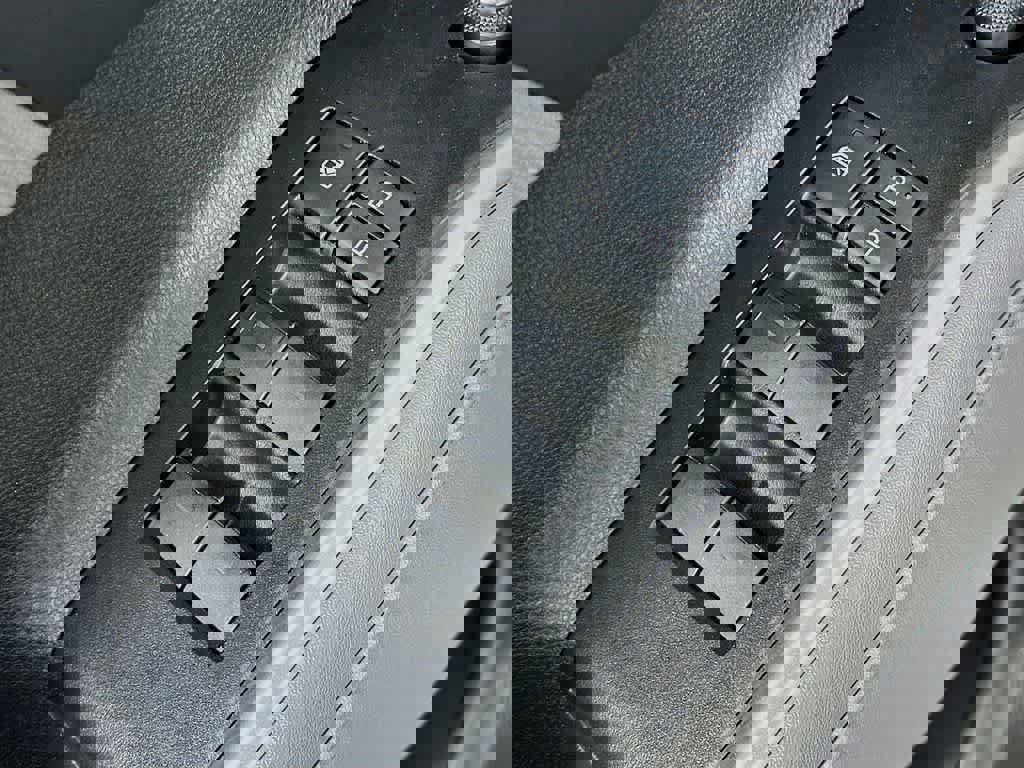 Used 2020 Toyota Highlander L image 28