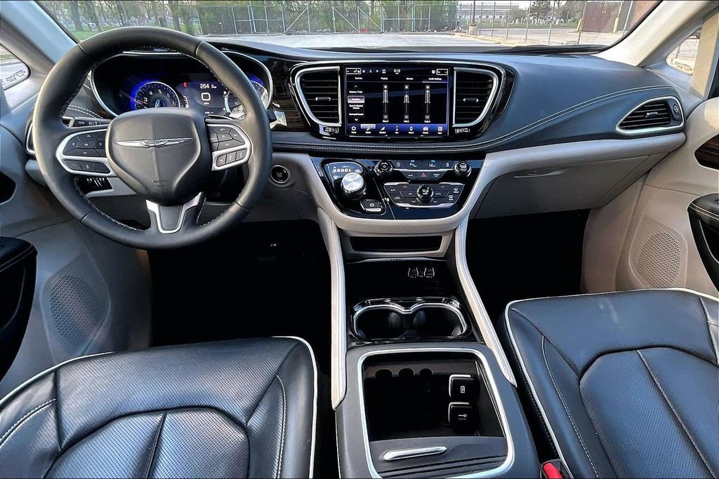 Used 2024 Chrysler Pacifica Limited FWD image 14
