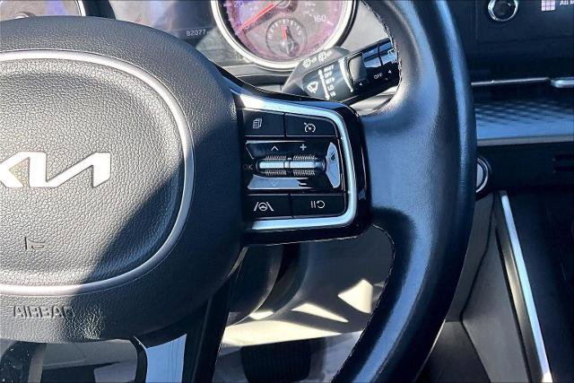 Used 2022 Kia Carnival LX image 21