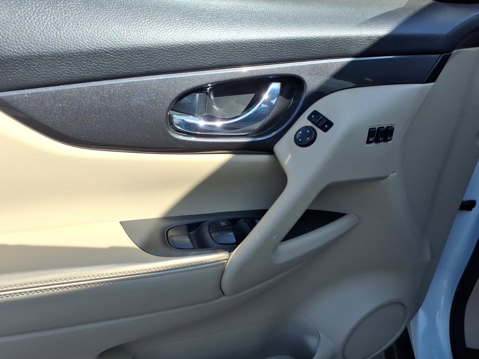 Used 2020 Nissan Rogue SV w/ Sun & Sound Touring Package FWD image 11