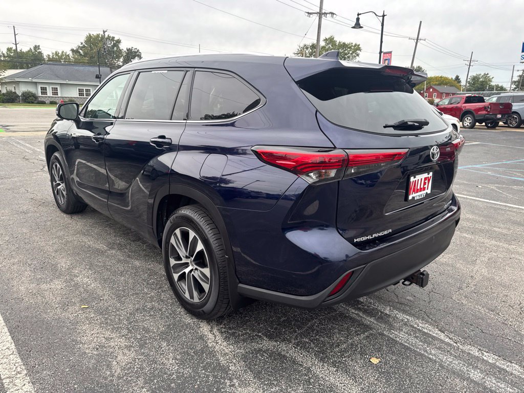 Used 2021 Toyota Highlander XLE AWD/4WD image 6