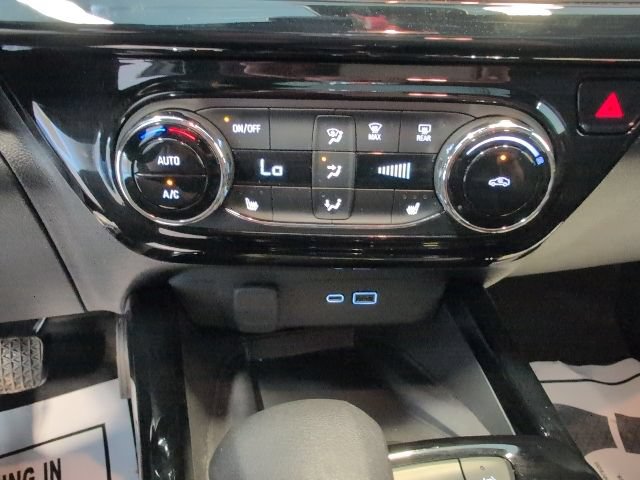 Used 2025 Chevrolet Trax RS w/ Sunroof Package FWD image 26
