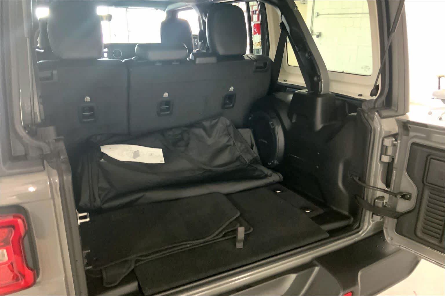 Used 2022 Jeep Wrangler Unlimited Sahara AWD/4WD image 32