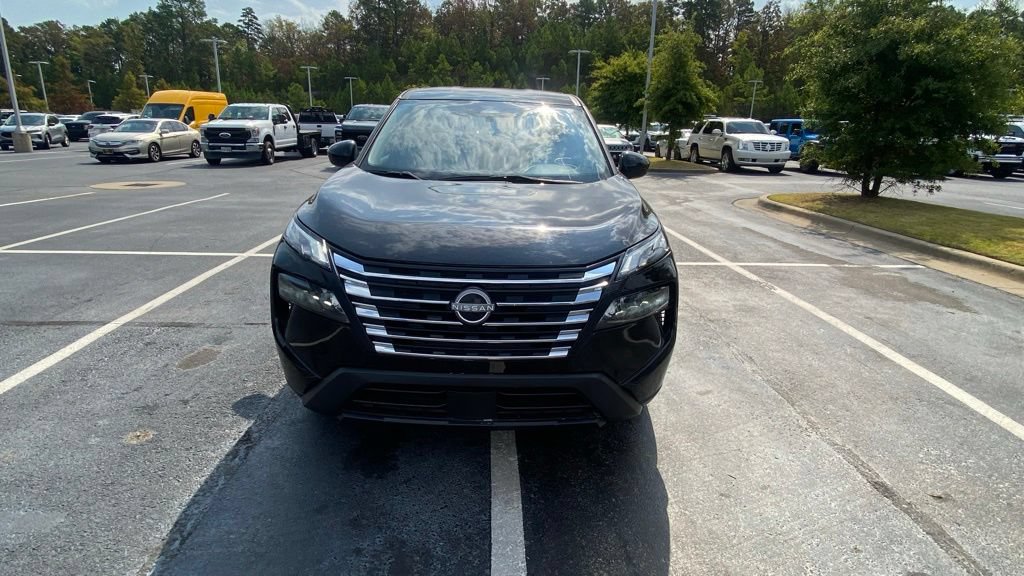 Used 2024 Nissan Rogue SV AWD/4WD image 2
