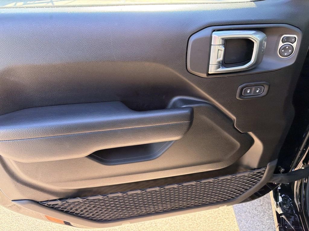 Used 2024 Jeep Wrangler Unlimited image 16